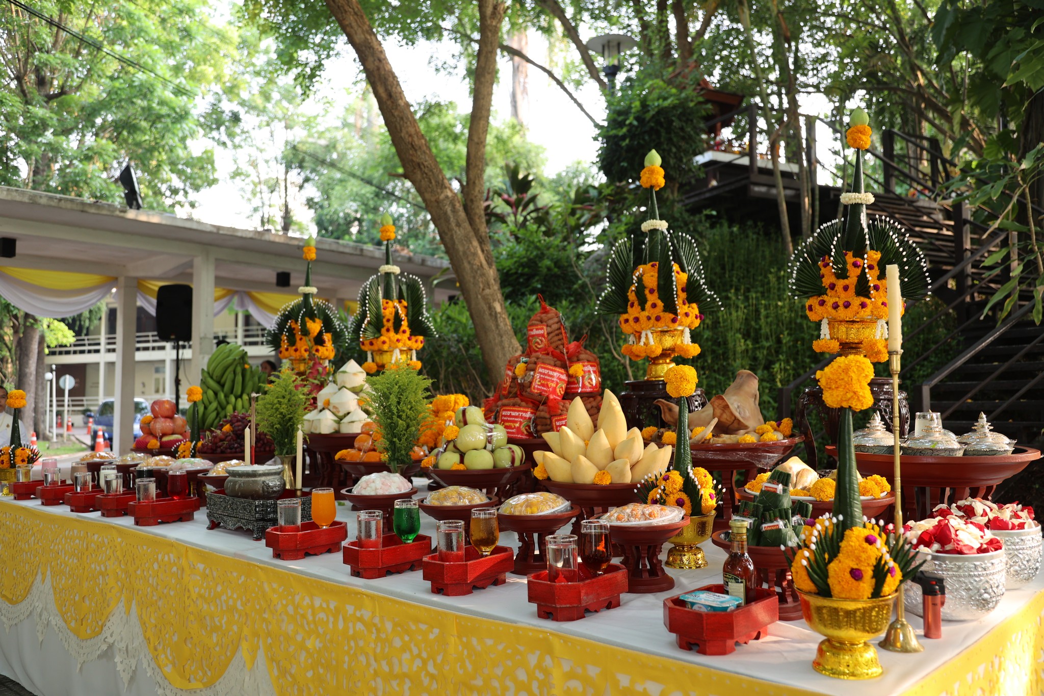 พิธีบวงสรวงสิ่งศักดิ์สิทธิ์ในงานประเพณีสงกรานต์ล้านนา