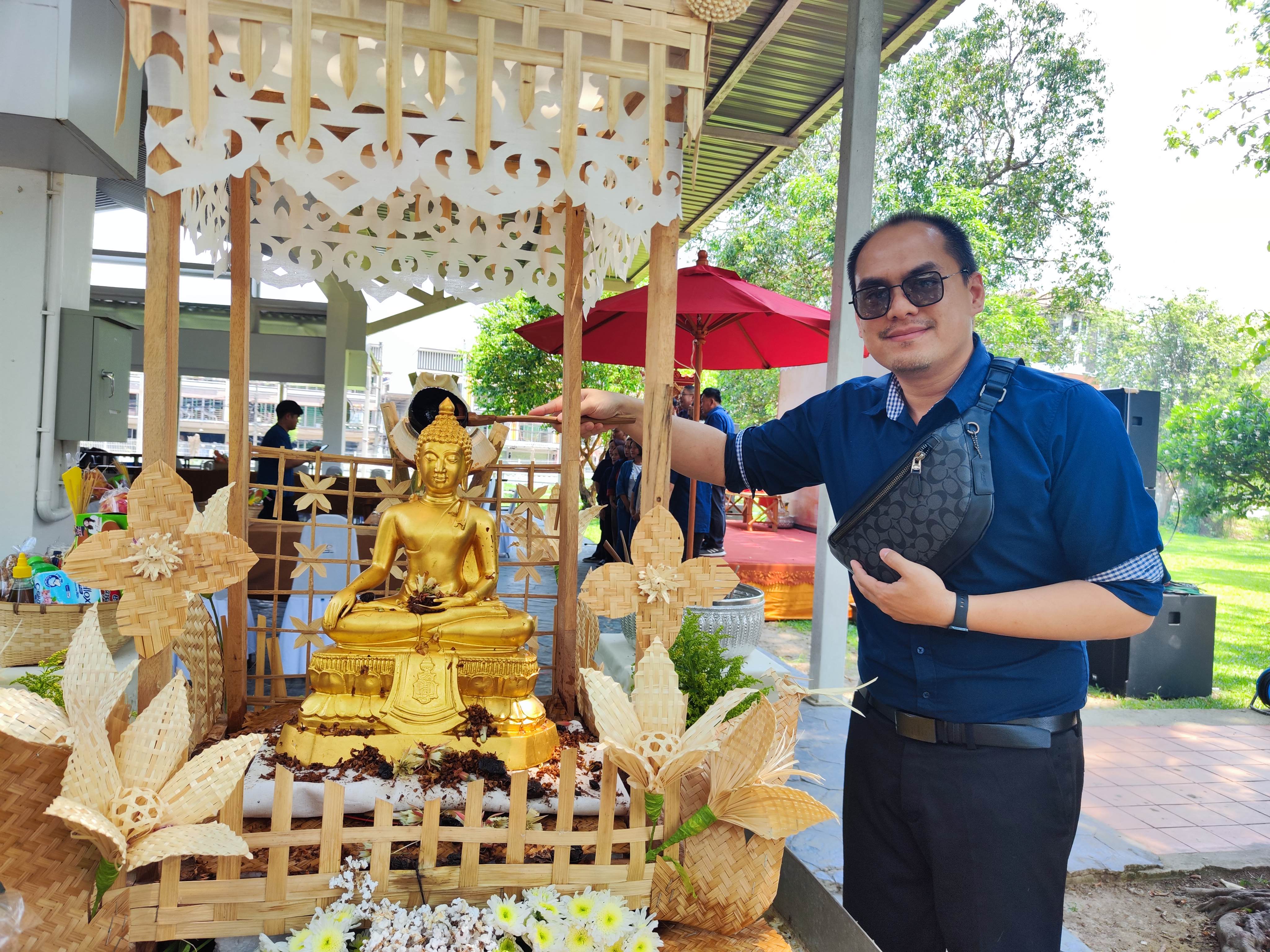 พิธีบวงสรวงสิ่งศักดิ์สิทธิ์ในงานประเพณีสงกรานต์ล้านนา
